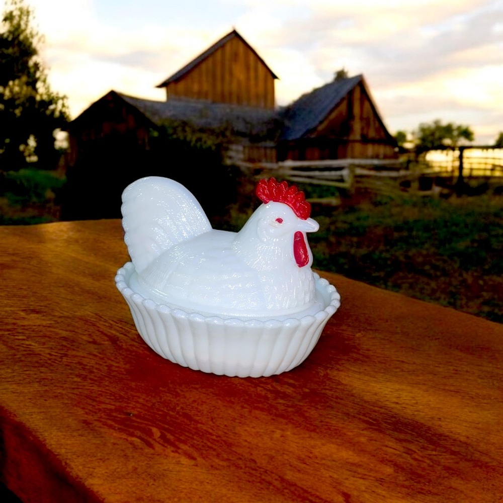VINTAGE WESTMORELAND CHICKEN ON NEST MILK GLASS Covered Dish